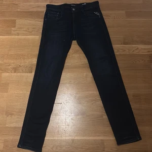 Blåa jeansbyxor från Replay pris går att diskutera  - Mörk blåa jeans från reply/modell anbass 