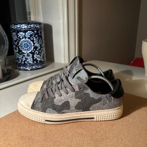  Valentino skor - Feta Valentino camo sneakers, storlek 41 men passar större. Knappt använda och fin fint skick. Hör av dig vid minsta fråga elr fundering//Victor