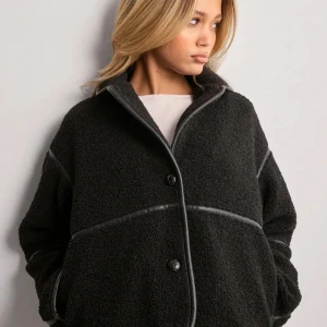 Kappa/teddyjacka - Säljer min mysiga varma jacka från Nelly, använt några gånger är forfarande i bra skick❤️skriv om mer bilder privat! 