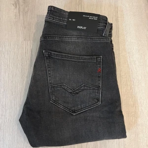 Replay jeans  - Säljer dessa Replay jeans. Dem är helt nya men saknar prislapp pågrund av att jag fick dem i present. Använder de inte pågrund av att de är förstora. De är 29 i midjan och 32 på längden. 