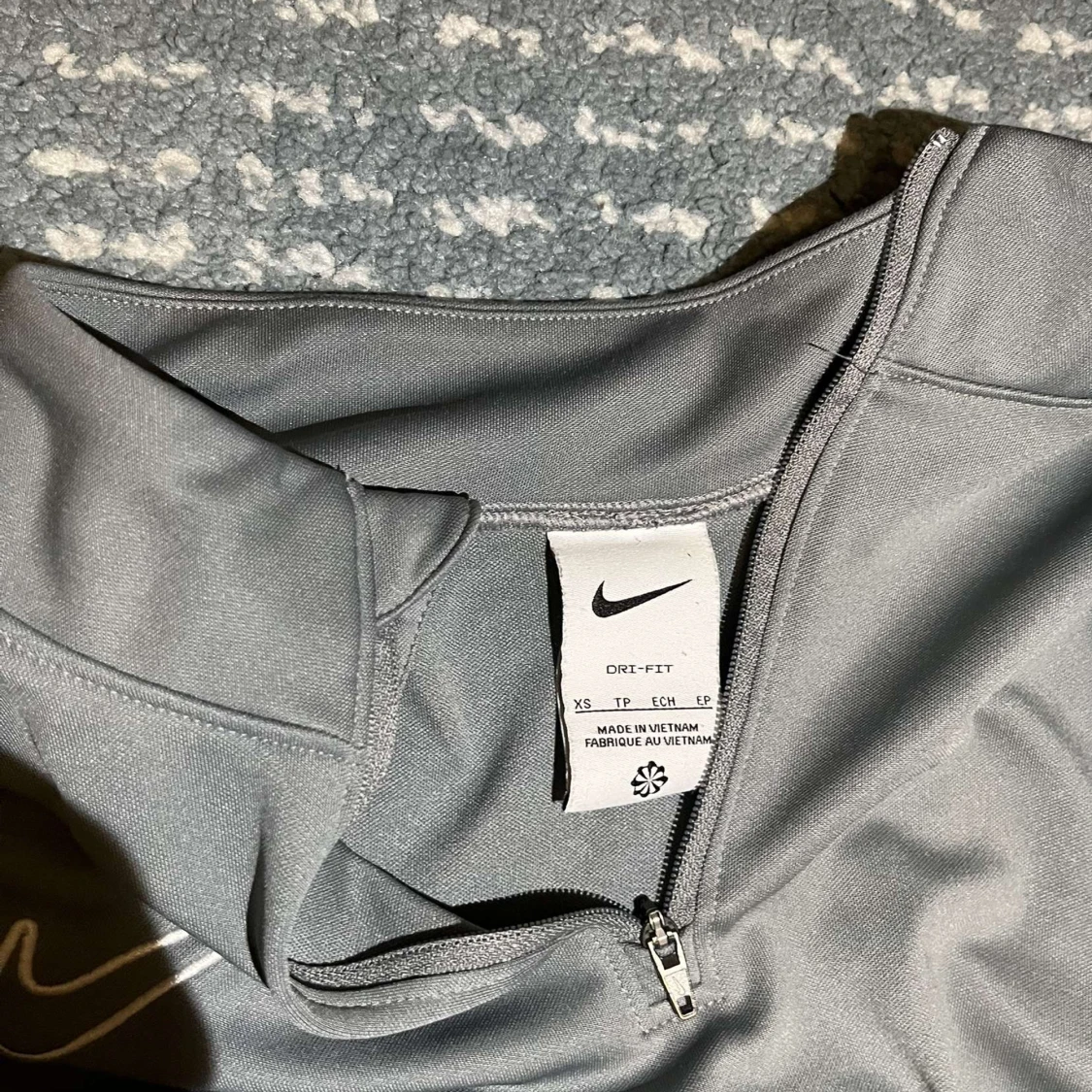 Grå träningströja från Nike med svarta detaljer - 1