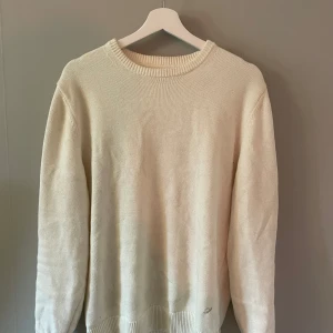 Stenströms crewneck - Säljer en stenströms stickad crewneck. Tröjan är i nyskick (endast använd en gång). Storlek M. Hör av dig vid funderingar 😄