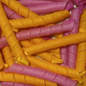 Rosa och gula hårspolar i spiralform - Säljer ett gäng spiralformade hårspolar i rosa och gult. Perfekta för att skapa lockar utan värme. Tillverkade i mjukt plastmaterial med struktur för att hålla håret på plats. Lätta att använda och passar de flesta hårtyper. Verktyget för att få igenom håret kommer självfallet med! 💞