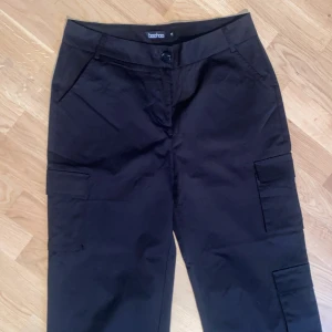 Cargopants från boohoo - Säljer ett par svarta cargopants då dem aldrig kommit till användning! 🍵