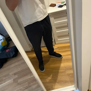 Linnebyxor från selected homme  - Marinblå linnebyxor i mycket bra skick, jag kan tycka att de är något kortare än andra linnebyxor men är snyggt då det inte ser för ”pösiga” ut - jag är 184 så är du lite kortare är dessa nog perfekta!  
