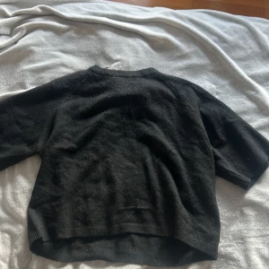 Svart stickad tröja - Svart stickad tröja med trekvarts ärm