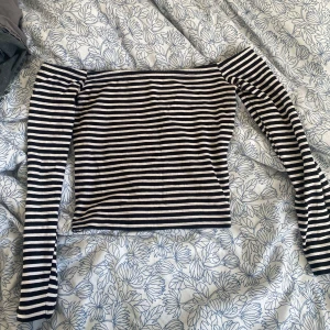  randig offshoulder topp  - Svartvit randig offshoulder topp från BikBok. ❣️är nopprig i armhålan