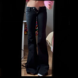 Super lågmidjade jeans💫 - Säljer ett par svarta utsvängda jeans från Cheap Monday. Byxorna har låg midja, klassisk femficksdesign och vida ben som ger en snygg siluett. Perfekta för dig som gillar en trendig och retro look. Aldrig använda, lappen kvar.