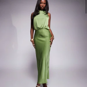 Grön långklänning i satin - Snygg ljusgrön långklänning i satin med ärmlös design och öppen rygg. Originalpris 639 men säljer för 500💕💕aldrig använd endast testat