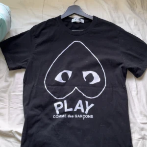 Cdg T-shirt - Helt ny cdg t shirt med snyggt tryck, tröjan är använd 1 gång sedan tvättad. Den är i storleken XL men sitter som M/L. Skriv vid minsta fråga eller fundering!