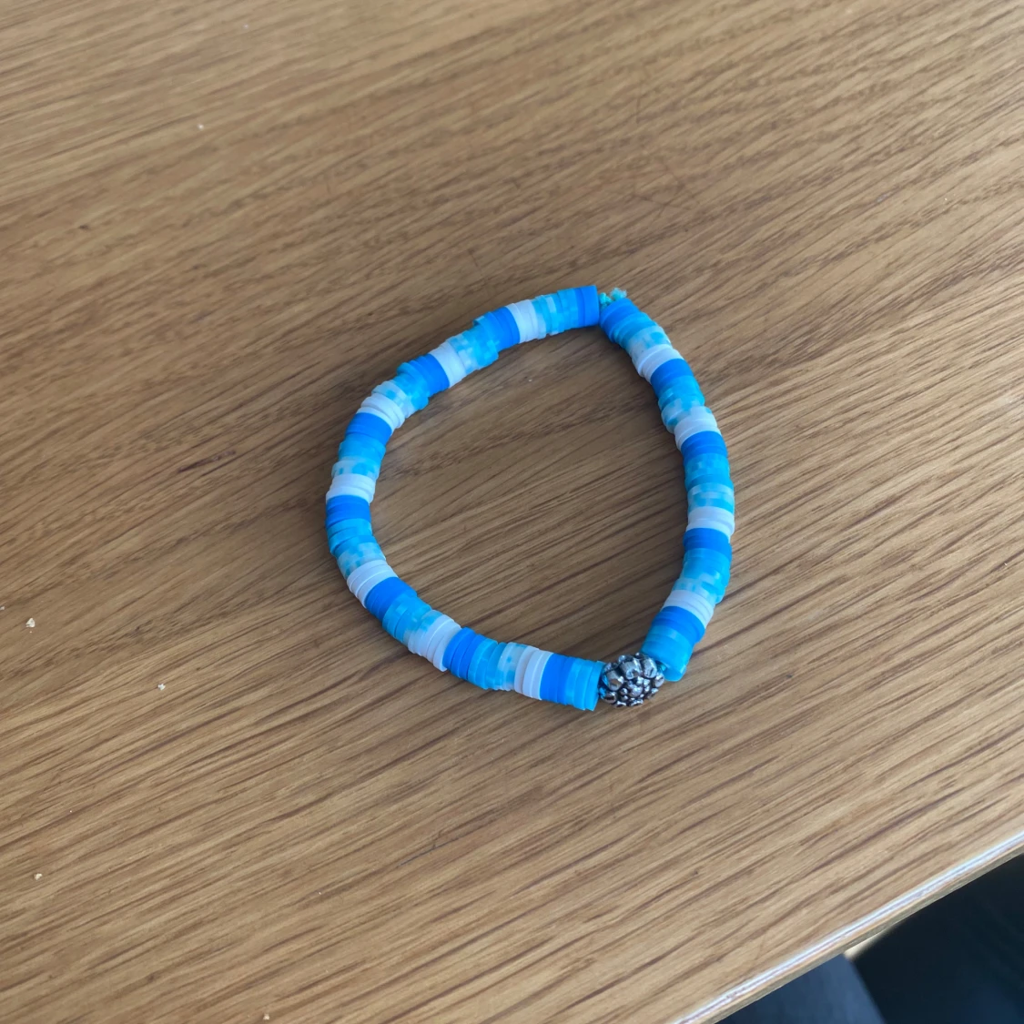 Blått pärlarmband med silverfärgad detalj - 1