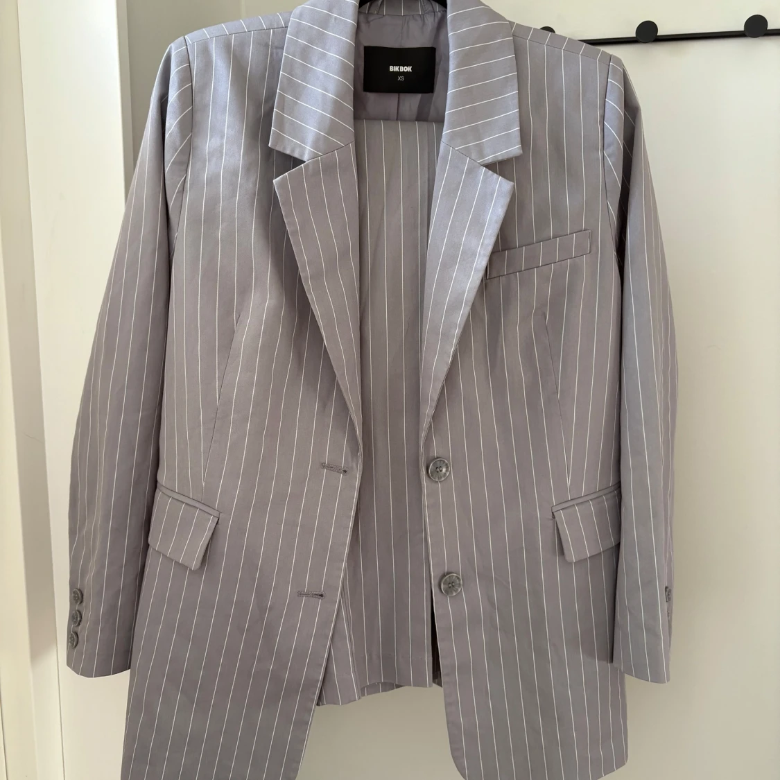 Grå randig kostym från Bik Bok - 1