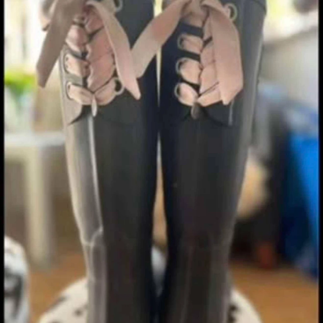 Svarta höga gummistövlar med rosa snörning - 2