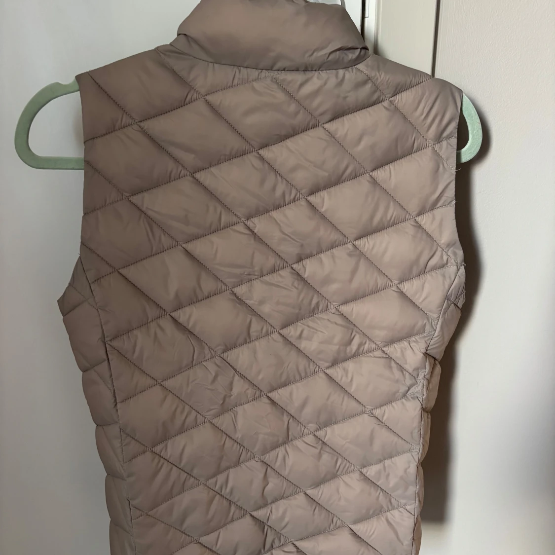 Beige dunväst från JH Collection - 1