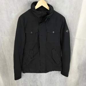 J.lindeberg field jacket  - Fint skick! Modellen är 185 och bär M