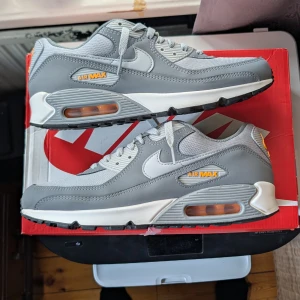 Air max 90  - Grå air max 90, storlek 43, köpta på JD, Nypris 1800kr, mitt pris 1096kr, näst intill helt nya bara innersulan som har lite wear. Skriv vid funderingar och priset kan diskuteras.