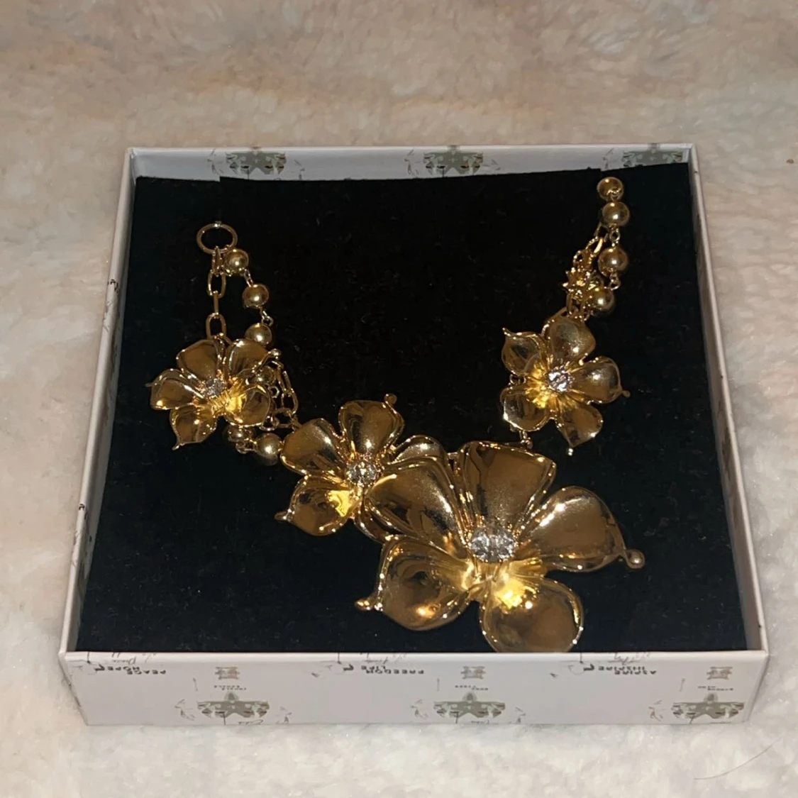 Guldfärgat halsband med stora blommor - 1