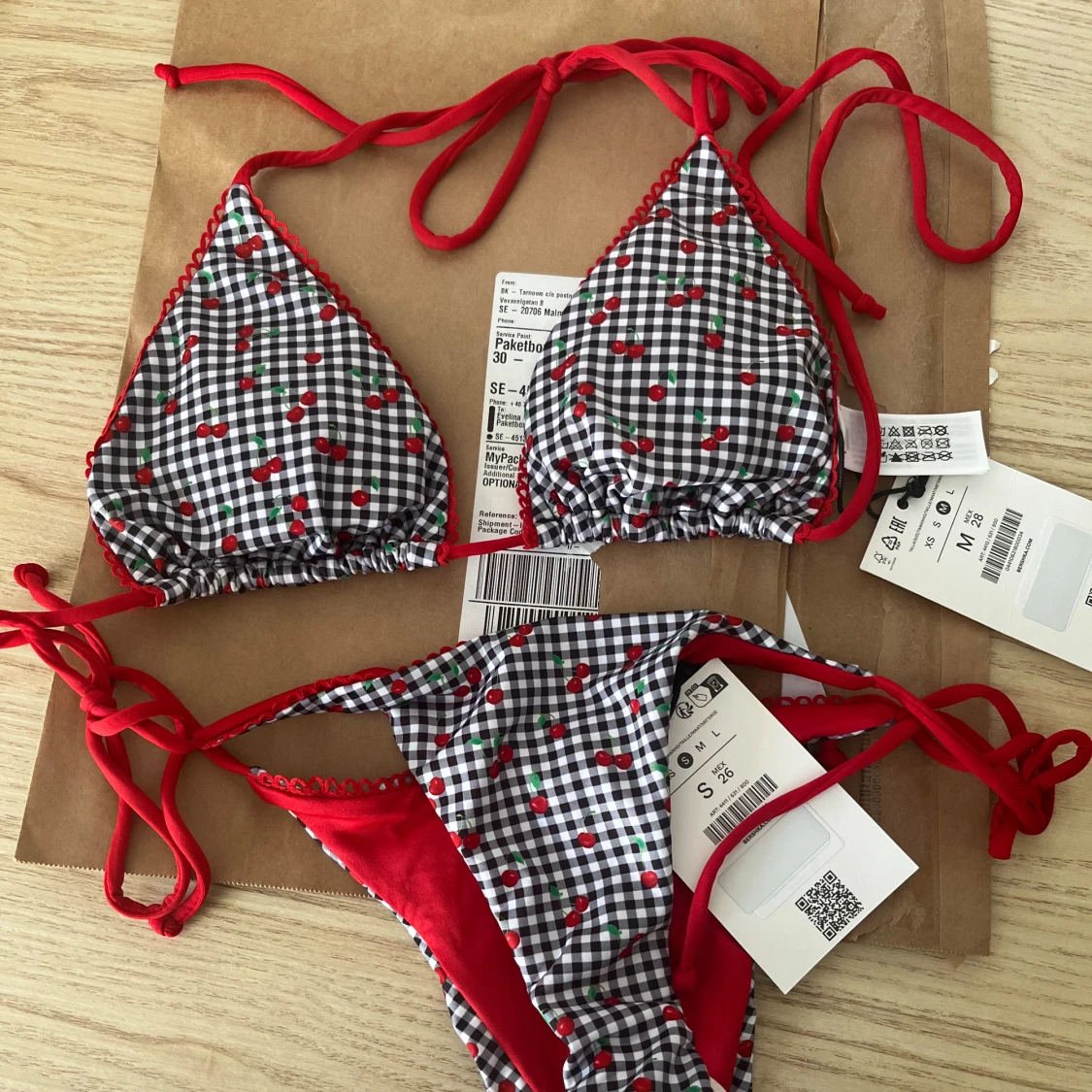 Svartvit rutig bikini med körsbärsmönster och röda knytband