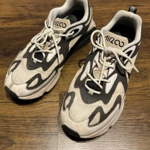 Nike Air Max sneakers vit/svart - Välanvända Har inga skador men smutsiga (syns på sista bilden) Annars ett par sköna skor ”Nike Air Max 200 White Black Low Top Sneakers”