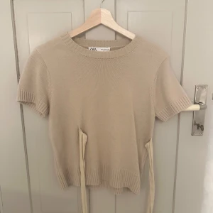 Stickad tröja  - Söt stickad tröja från Zara, säljer så jag ej får användning för den❣️Inga defekter!