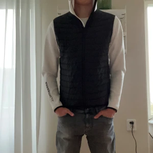 Jlindeberg - Säljer en vitsvart jackan ifrån jlindeberg. Jackan har en normal passform och är perfekt att bära över en hoodie eller tröja. Enkel och stilren look som passar till många outfits. Också ett perfekt alternativ nu till sommaren🙌