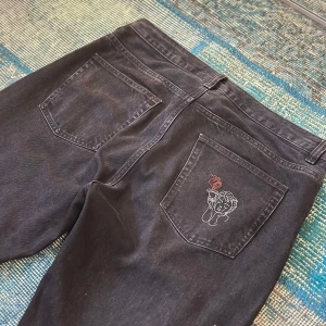 Beyond Medals baggy/Loose Jeans - Halloj! Nu finns dessa Beyond Medals baggy/Loose Jeans till salu. Dem är i toppskick utan några skador! Nypris ligger på 1000 kr och dem är i storleken L ( kolla sista bild för mått).