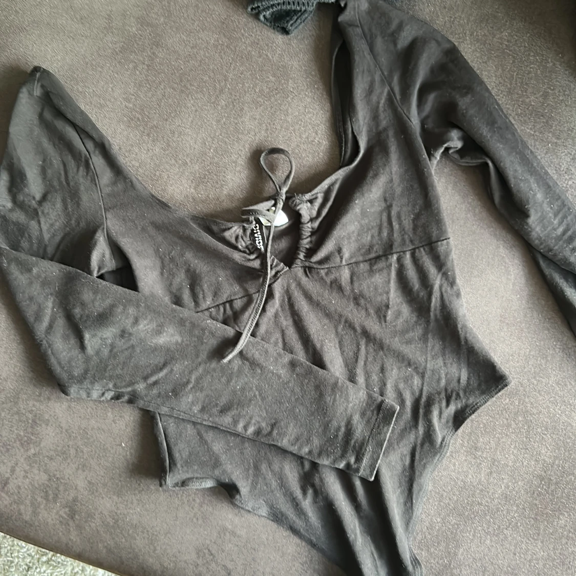 Svart långärmad bodysuit med knyt