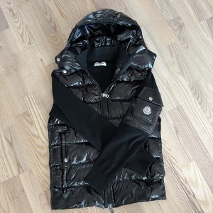 Moncler cardigan - Tja! Säljer nu min äkta Moncler cardigan för ett schysst pris då jag rensar garderoben och den förtjänar ett nytt hem! Kan släppa den billigare vid snabb affär! Kommer sitta perfekt på dig som är ~175. Äldre modell så NFC och qr kod funkar! Vid fundering så är de bara att skriva.