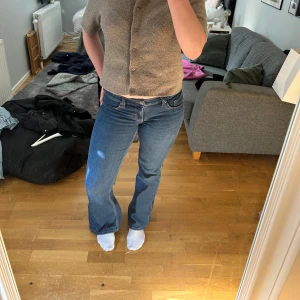 Mörkblå bootcut jeans - Snygga mörkblå utsvänga jeans med låg midja från hm. Bra skick!