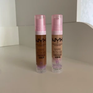 NYX Bare With Me Concealer Serum - Två concealer serum från NYX Bare With Me-serien med pumpflaska och rosa lock. Nyanserna är 'Camel' och 'Vanilla'. Perfekt för att täcka ojämnheter och ge en naturlig finish. Säljer pga fel färg. 