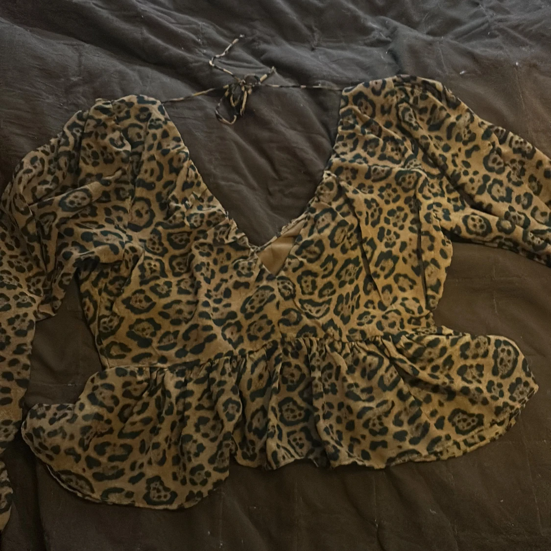 Leopardmönstrad blus med volang från H&M - 1