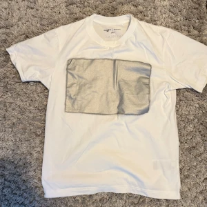 Maison margiela liknande tshirt🙌🏼 - Säljer en tvärfet tshirt som påminner om maison margielas tshirts, storlek xs men tröjan är oversized så sitter som en S!
