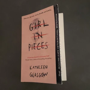 Girl in pieces (engelska version) - En super spännande och intressant bok!