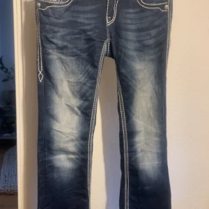 Rock Revival jeans  - Skit snygga jeans från Rock Revival jeans i storlek 26 som tyvärr inte lite stora! Dom har snygga detaljer på back fickorna! Köpta för 1400.