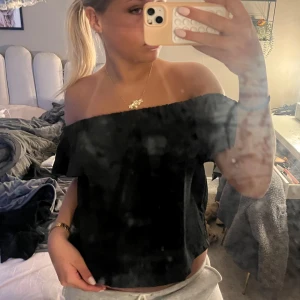 Svart offshoulder topp - Jätte fin topp perfekt till sommaren! Aldrig använd🩷 Köpt på zalando men märket är JDY!