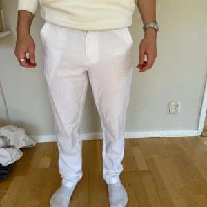 Vita linnebyxor - Säljer dessa linnebyxor från Jack and Jones som är i bra skick! Storlek 29/32
