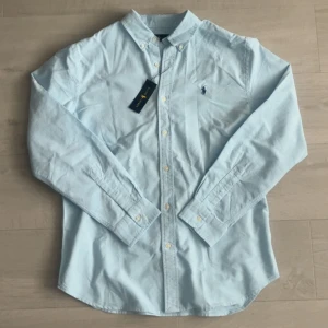 Ralph Lauren skjorta  - Riktigt fet raffe skjorta i ljusblå färg! 🙌 Som syns på bilderna så är den oanvänd med lappen kvar. Mer frågor privat!💯