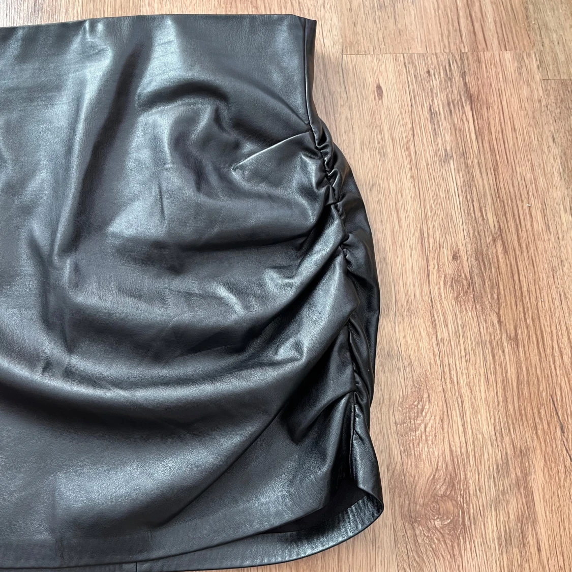 Snygg svart kjol i skinnimitation från Zara - 4