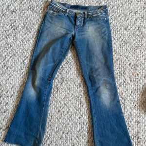Blå lågmidjade bootcut jeans. - Dessa är så bekväma och har midjemåttet 38 cm ungefär. 