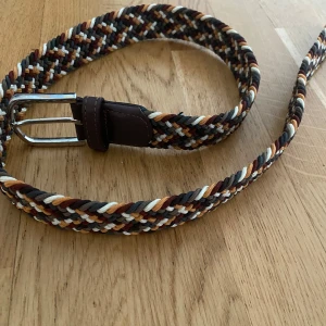 Snyggt flätat bälte - Säljer detta snygga flätade bälte från John henric. Använt va 2 gånger. Original pris är 499 kr