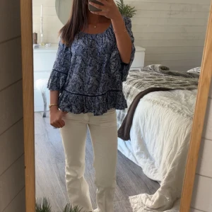 Blå mönstrad blus med volang - En superfin blå blus med fina mönster🌊🫧☀️🤍