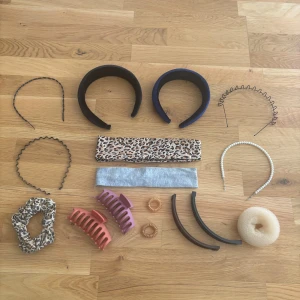 Håraccesoarer - - 2st hårklämmor i orange och rosa - 2st bananaclips i brun och svart - 2st invisibubble tofsar  - 2st hårband i leopard och grå - 1st scrunchie i leopard - 1st hårdonut - 6st diadem i blå och svart sammet, pärlor, tvistat svart och två som skapar ”mönster i hårbotten”  De är från diverse märken/butiker