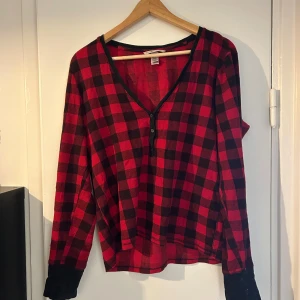 Victoria’s Secret pyjamas tröja - Säljer då jag ej använder långärmade tröjor när jag ska sova. Jätte mysigt material och sitter löst och funkar för XS-M