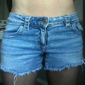Jeansshorts  - Säljer ett par super snygga jeansshorts från gina tricot💞Perfekta till sommaren.