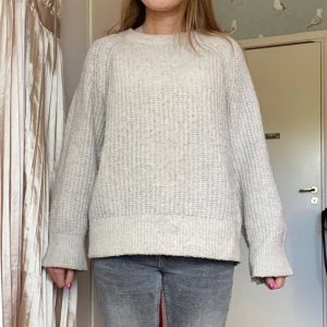 Ljus stickad tröja  - Mysig tjock ljus stickad tröja från vero moda🥰🥰