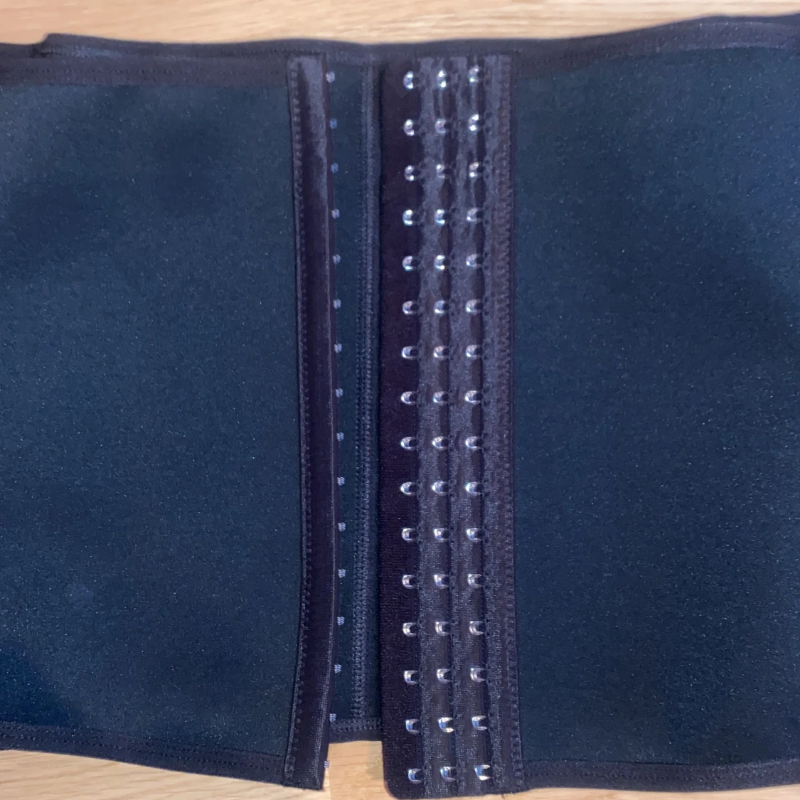 Svart midjebälte med hysk- och hakstängning - 1