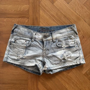 Lågmidjade jeansshorts  - Säljer ett par trendiga jeansshorts med slitningar❣️ Midjemått rakt över är 37 cm💕💕tveka inte att skriva vid frågor