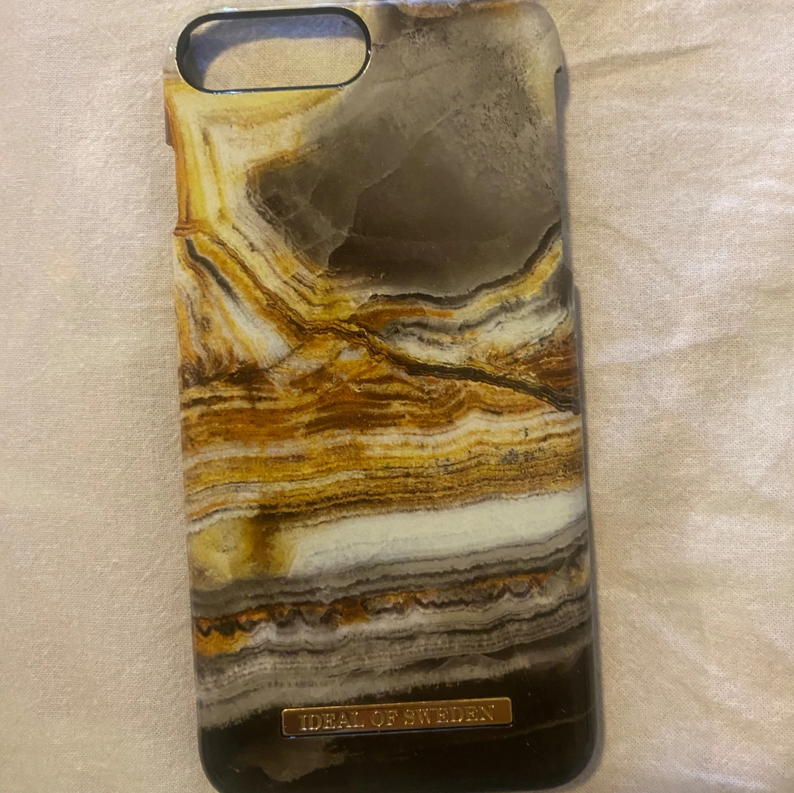 Mobilskal från iDeal of Sweden med marmormönster