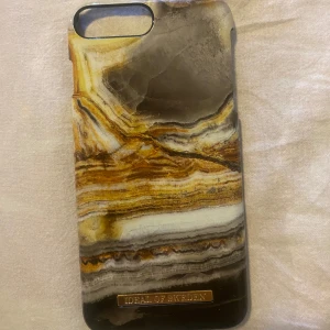 Mobilskal från iDeal of Sweden med marmormönster - Snyggt mobilskal från iDeal of Sweden med marmorinspirerat mönster i bruna, gula och vita toner. iphone 6plus
