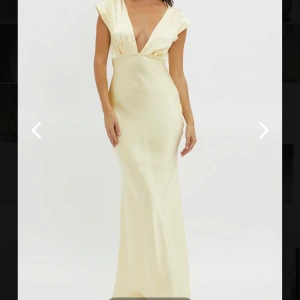 Balklänning - Säljer den här fina ljusgula långklänningen. Klänningen är oanvänd med lappen kvar. Den är i Stl L men sitter mer som en M. Den är inte superlång i modellen, för kort för mig som är 178. Därav är klänningen lite omsydd hos skräddare pga ville få den längre. Det hjälpte dock inte tillräckligt mycket så därför säljer jag den. 💛🌼 skicka om du vill ha fler bilder på klänningen, och detaljer efter vi sydde om den!